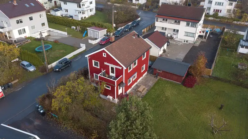 Boligen med nytt panel, sett fra drone