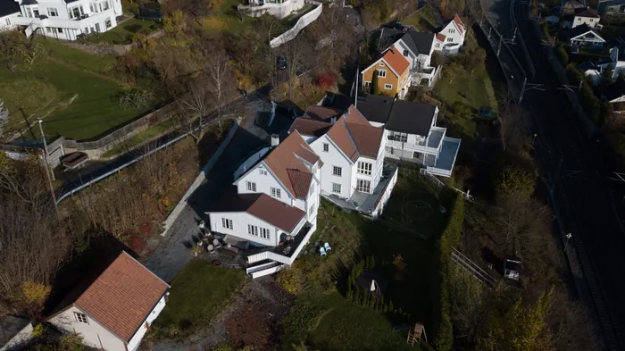 Boliger på Jar med ny, hvit kledning sett fra drone