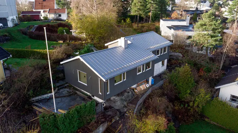 Boligen etter ny fasade og nye vinduer, sett fra drone